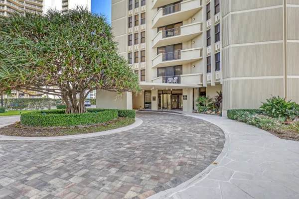 $2,900 | 2800 North Ocean Drive, Unit A3C, Riviera Beach, FL 33404