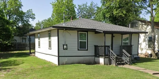 a view of a house with backyard