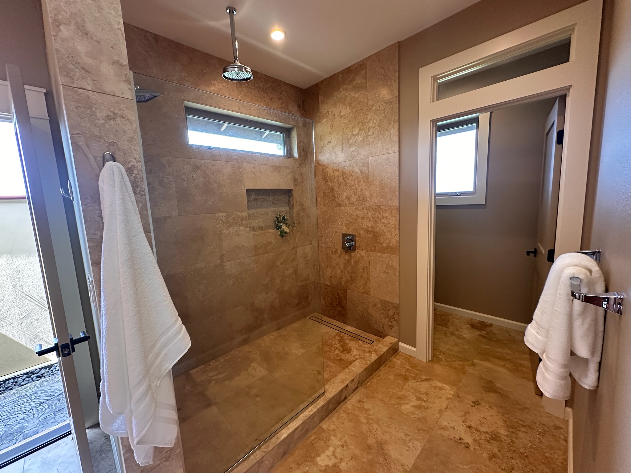 75-2620 Keopu Lani Road Holualoa, HI 96725 - Photo 13 of 30 a bathroom with a sink a toilet and shower