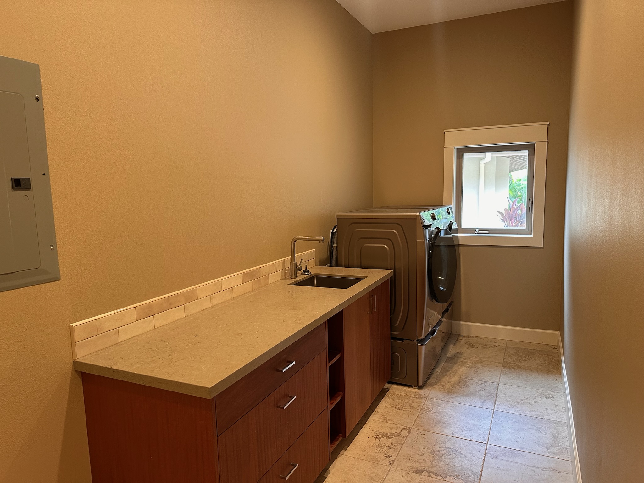 75-2620 Keopu Lani Road Holualoa, HI 96725 - Photo 24 of 30 a utility room with a sink washer and dryer