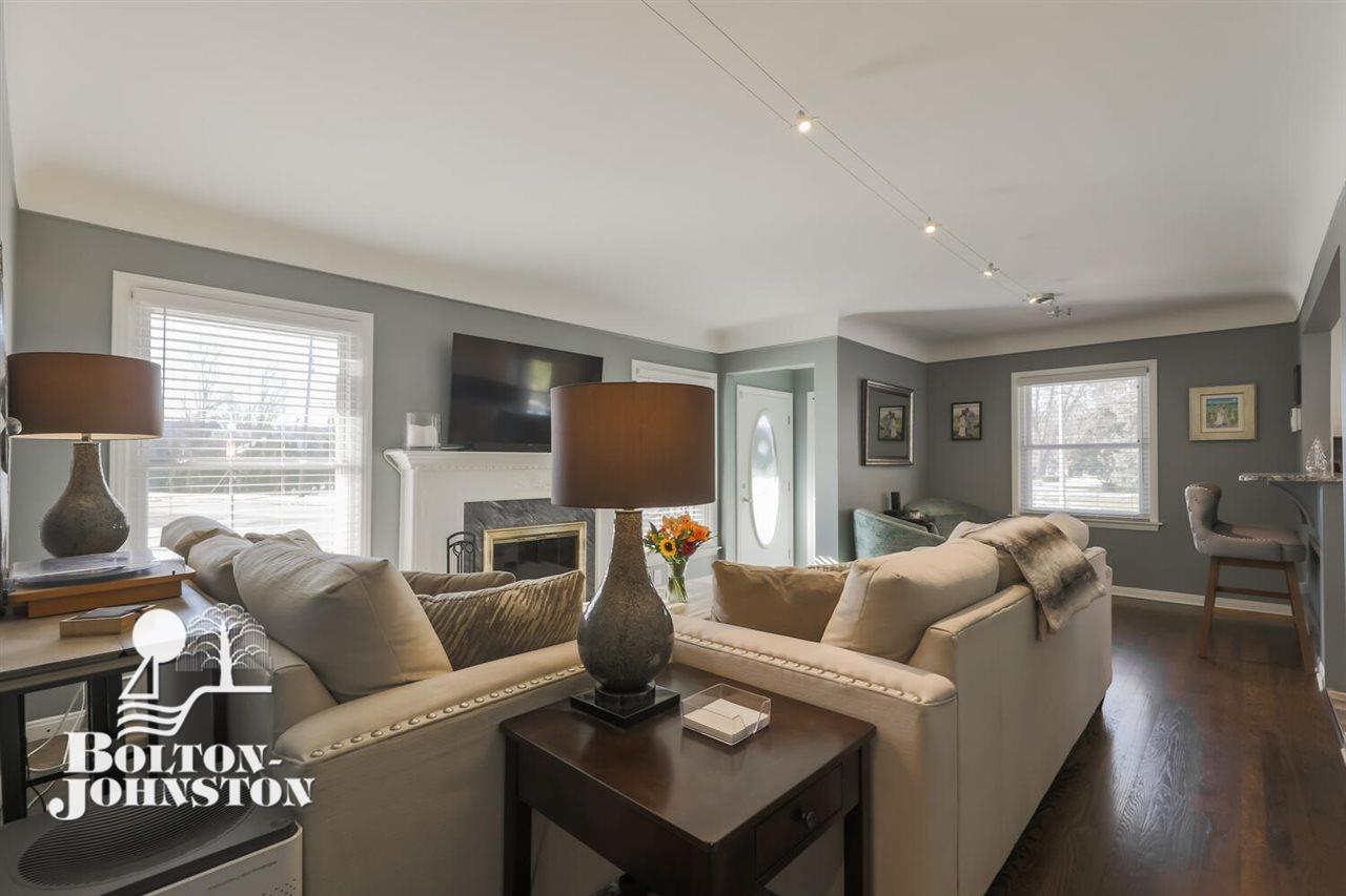 1870 Newcastle Road Grosse Pointe, MI 48236 - Photo 5 of 25 50030114-4.JPG
