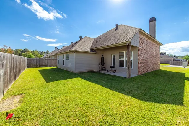 a view of a house with a backyard