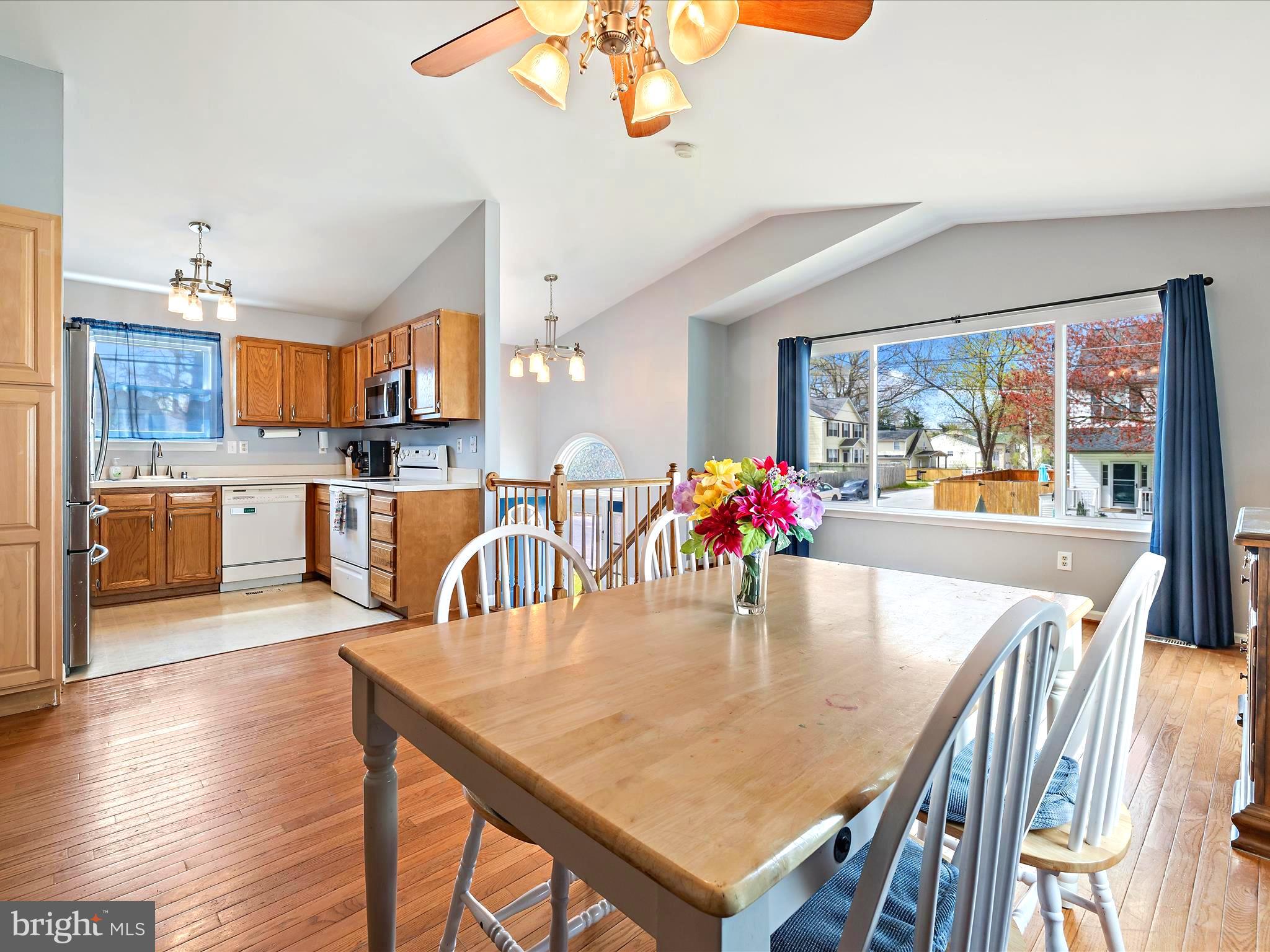 7821 East Shore Road Pasadena, MD 21122 - Photo 3 of 34 Dining Area