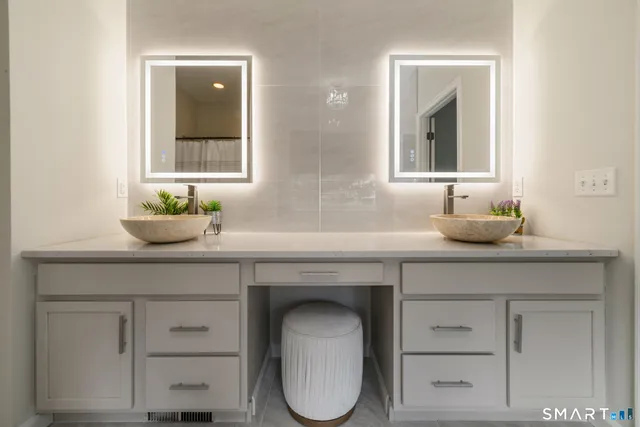 $549,900 | 160 Barkledge Drive, Unit 160, Newington, CT 06111