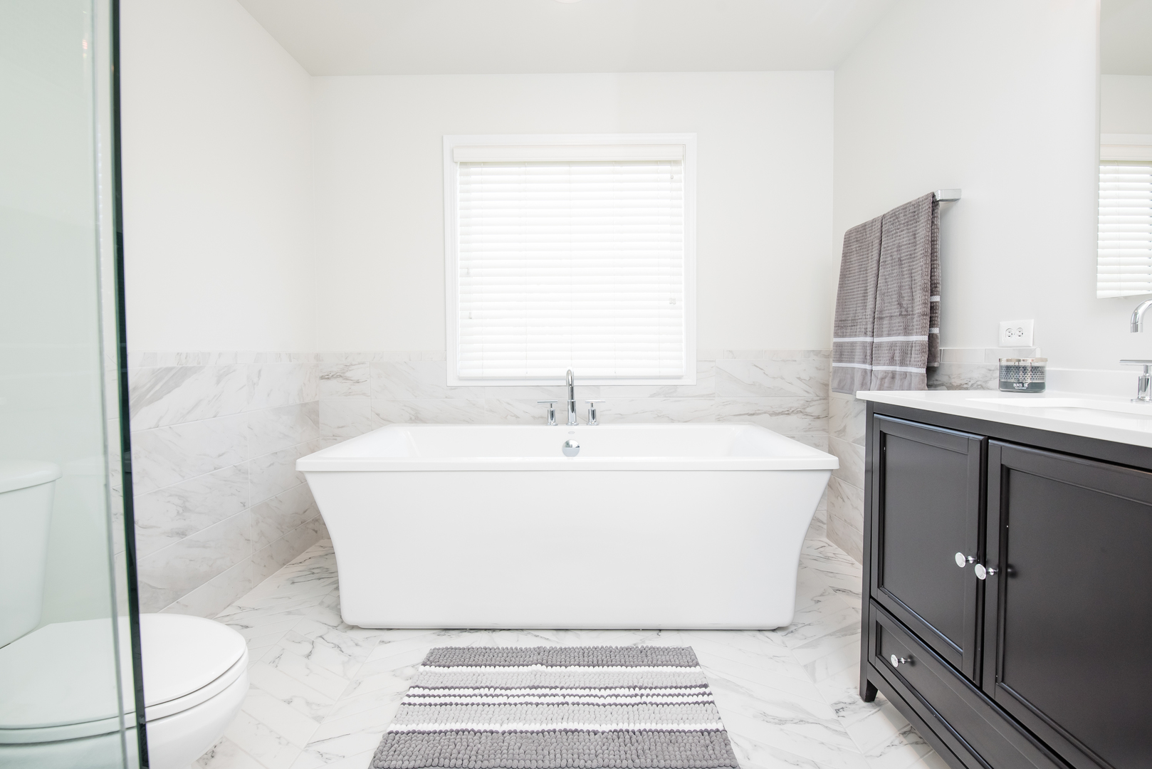 524 Bridgestone Court Inverness, IL 60010 - Photo 33 of 44 a spacious bathroom with a bathtub and sink