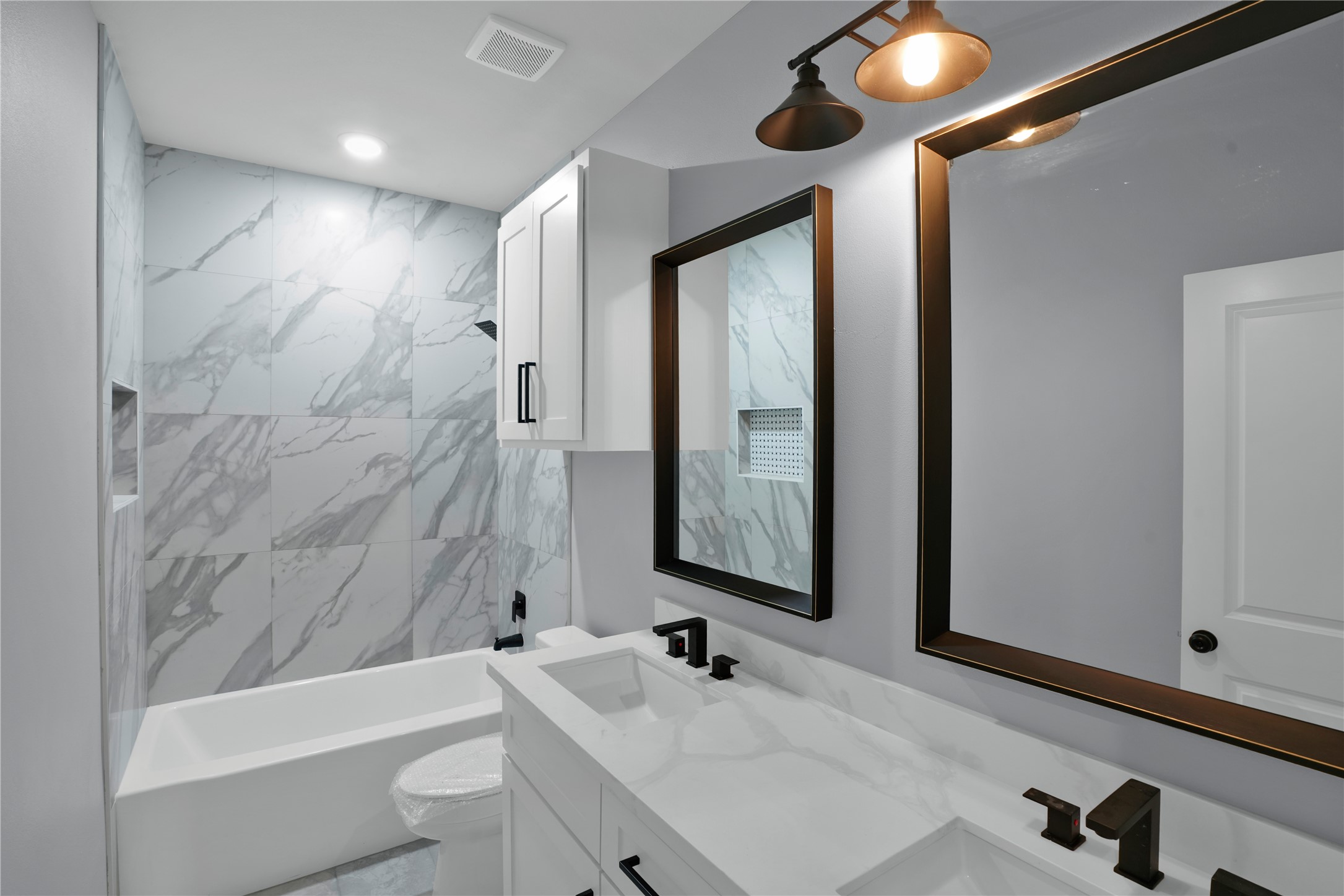 1715 Valleyview Drive La Porte, TX 77571 - Photo 9 of 15 a bathroom with a bathtub a sink and a large mirror