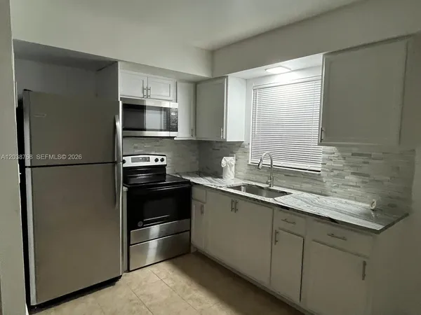 $1,600 | 325 Northeast 2nd Street, Unit 5, Hallandale Beach, FL 33009