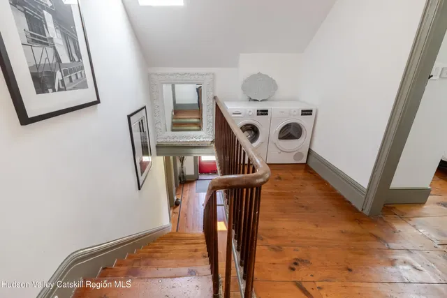 a view of a house with backyard and garden