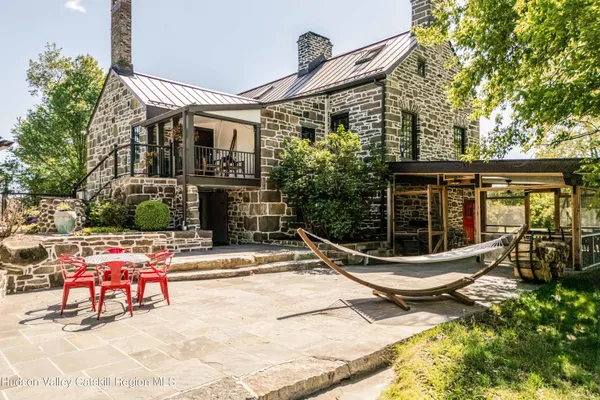 a picture of a living room