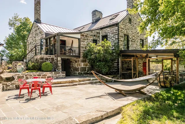 a picture of a living room