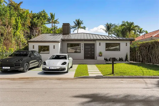 a view of a house with a backyard