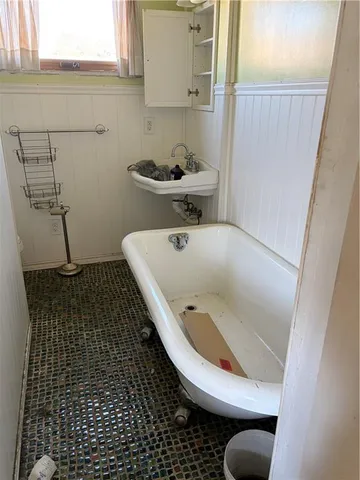 a bathroom with a bathtub and toilet