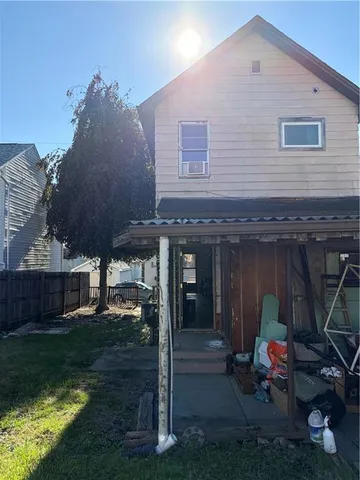 a view of a house with backyard