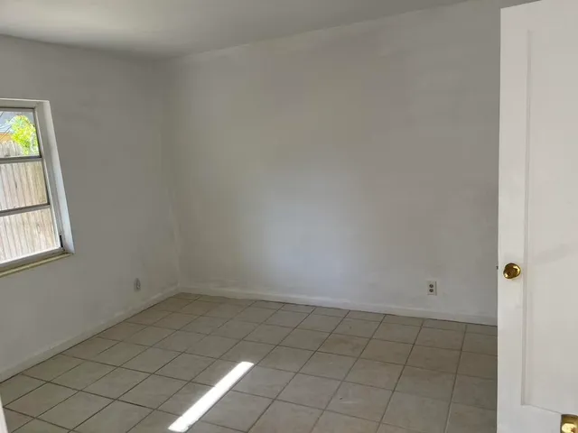 $1,700 | 115 East Lantana Road, Lantana, FL 33462