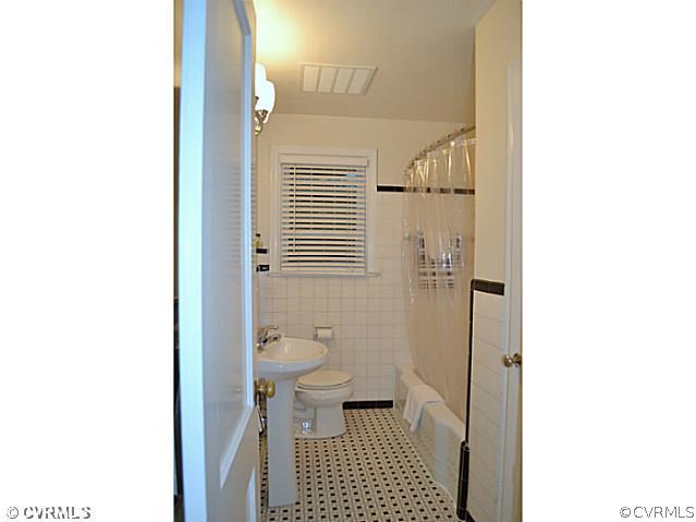 7710 Brookside Road Henrico, VA 23229 - Photo 11 of 15 Bathroom