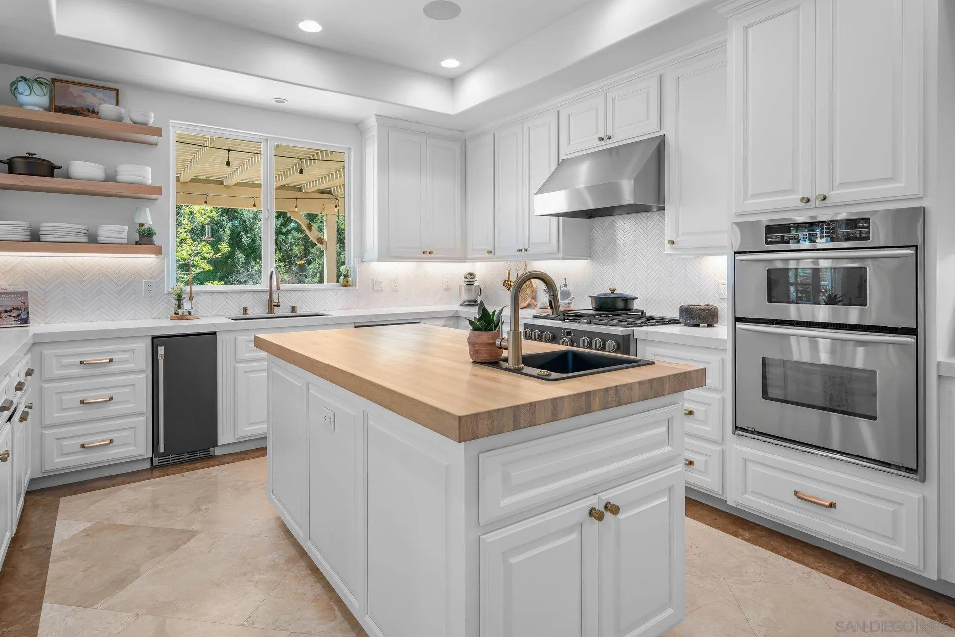 41025 Los Ranchos Circle Temecula, CA 92592 - Photo 14 of 42 Kitchen