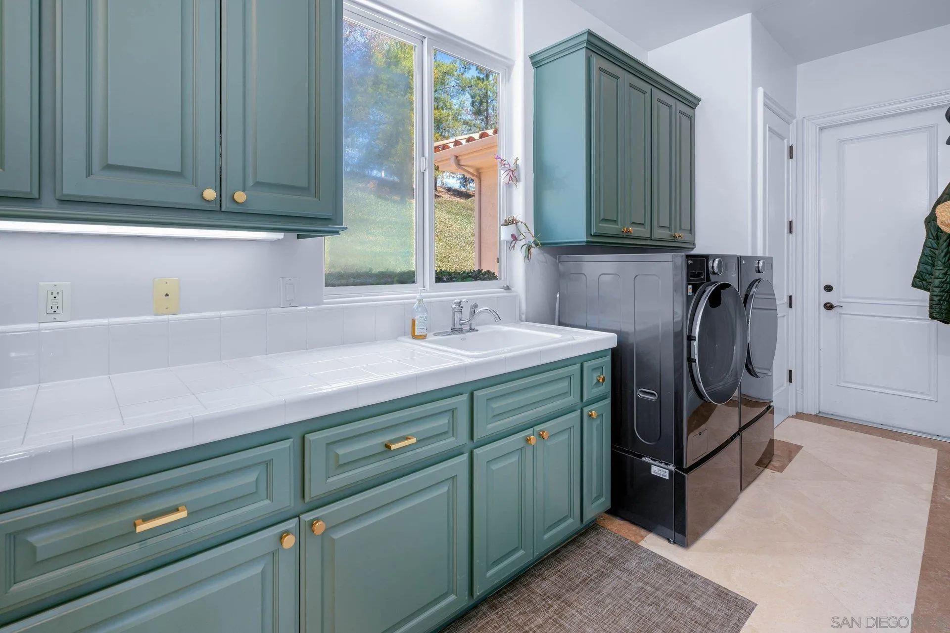 41025 Los Ranchos Circle Temecula, CA 92592 - Photo 31 of 42 Laundry