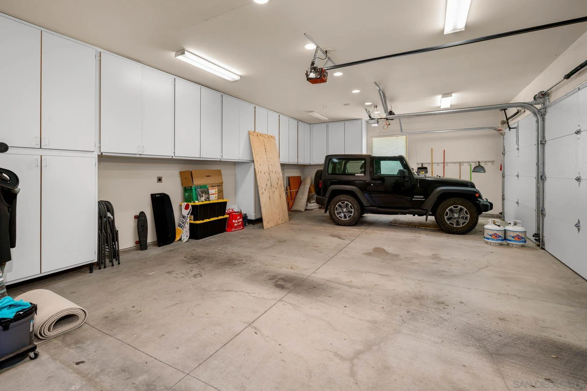 41025 Los Ranchos Circle Temecula, CA 92592 - Photo 41 of 42 Garage