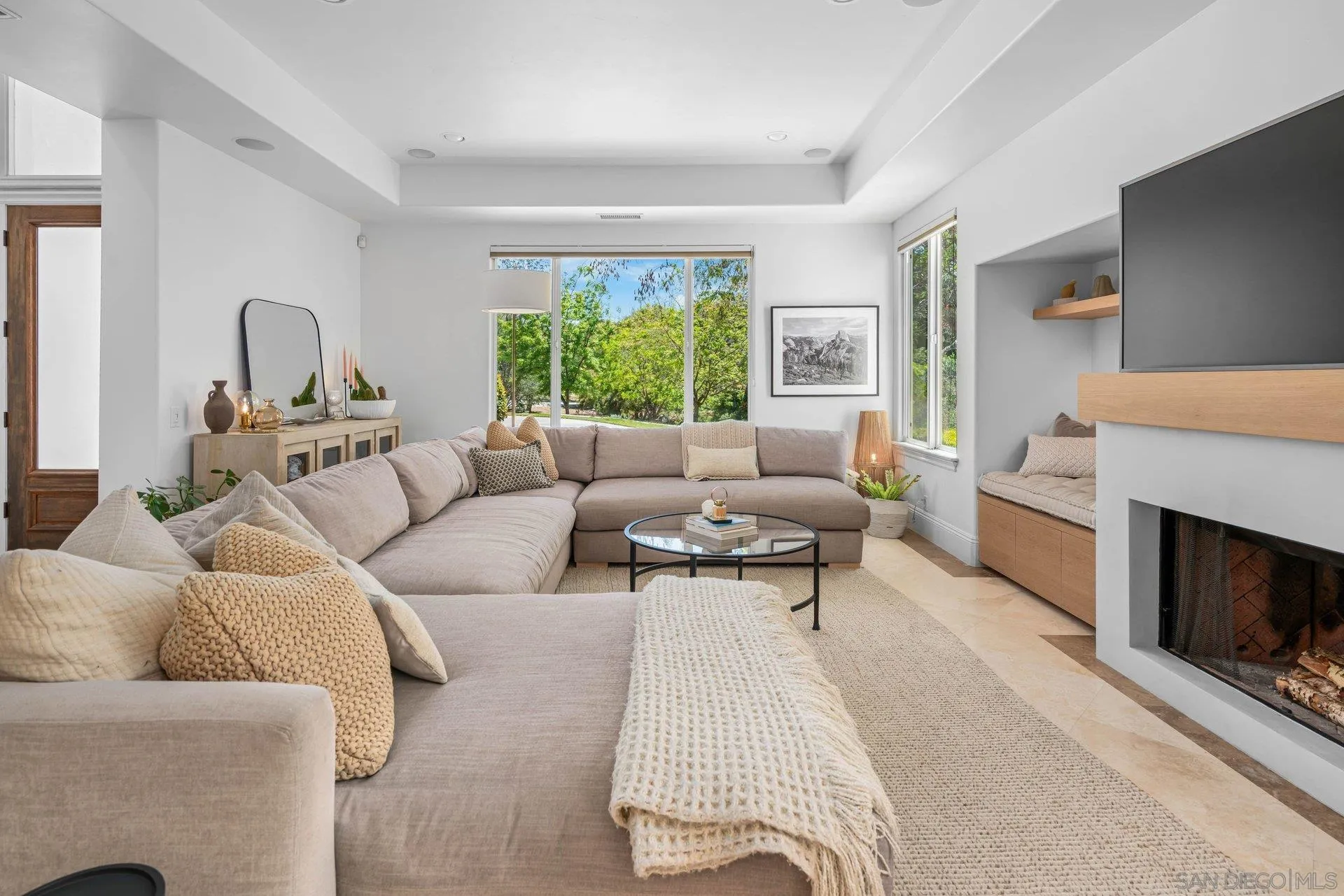 41025 Los Ranchos Circle Temecula, CA 92592 - Photo 10 of 42 Living Room