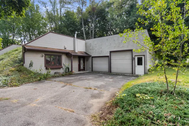 $164,900 | 1001 North Dearing Road, Parma, MI 49269