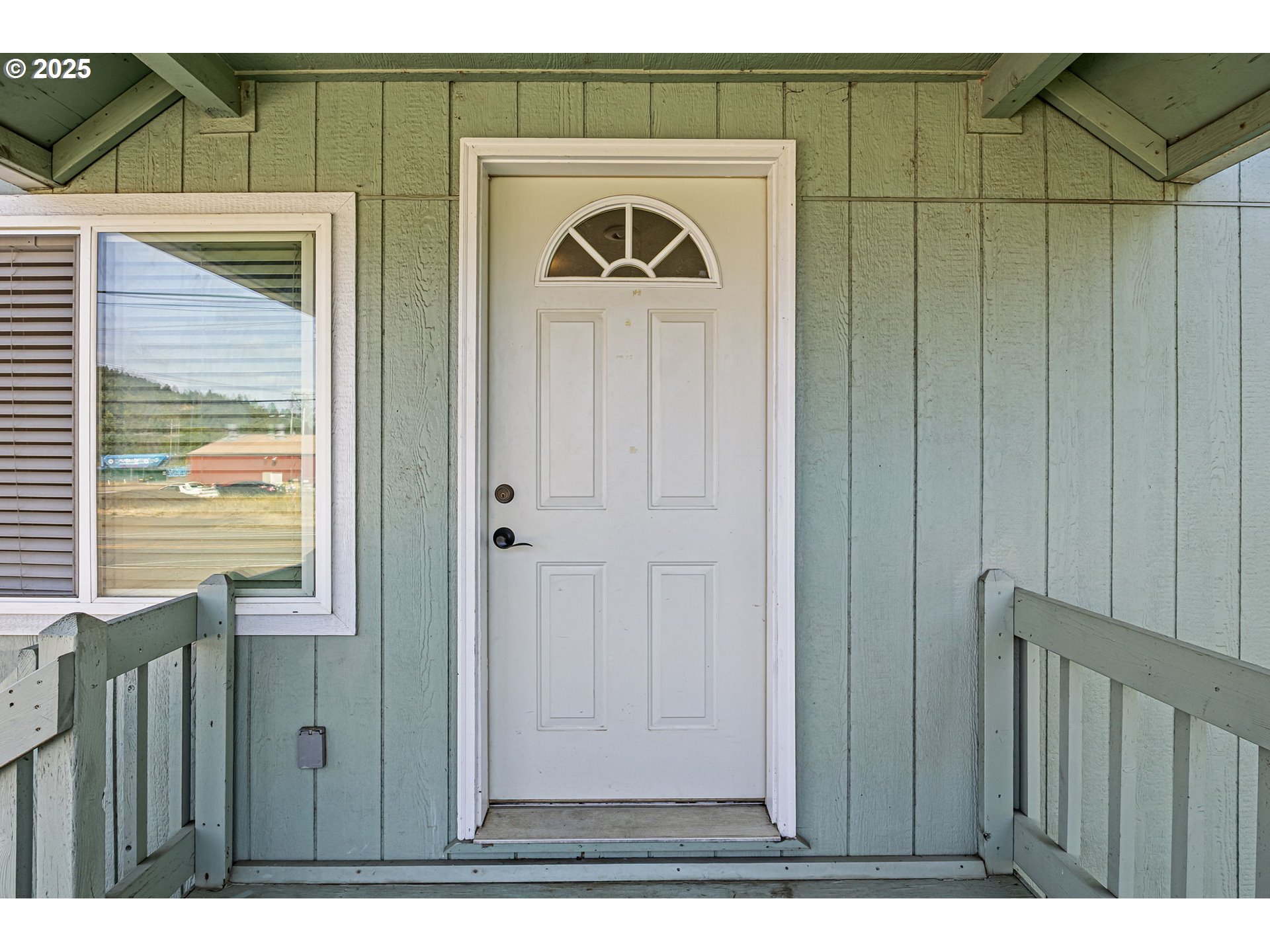 405 Lane Avenue Drain, OR 97435 - Photo 15 of 47 a view of front door