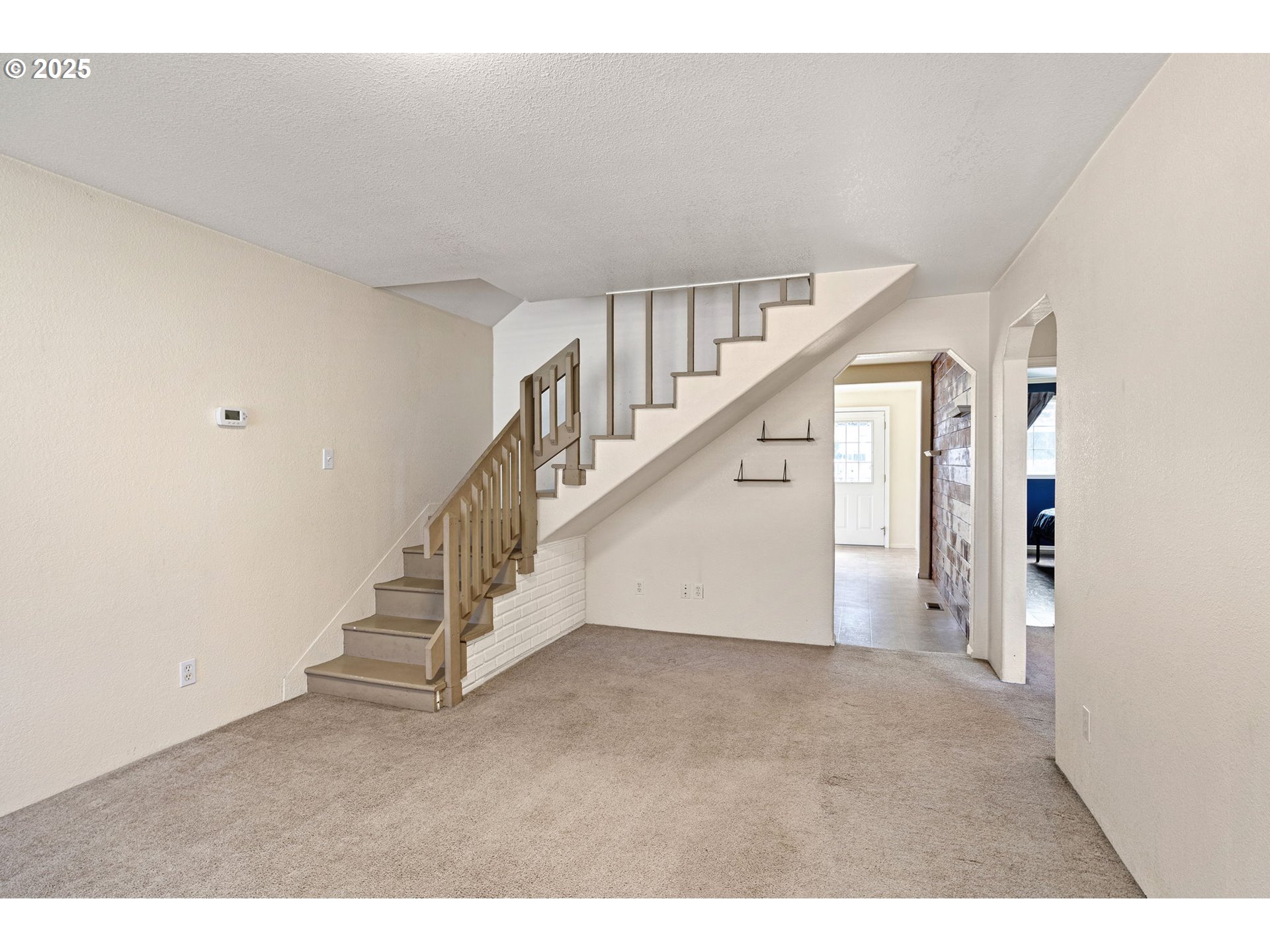 405 Lane Avenue Drain, OR 97435 - Photo 17 of 47 a view of entryway