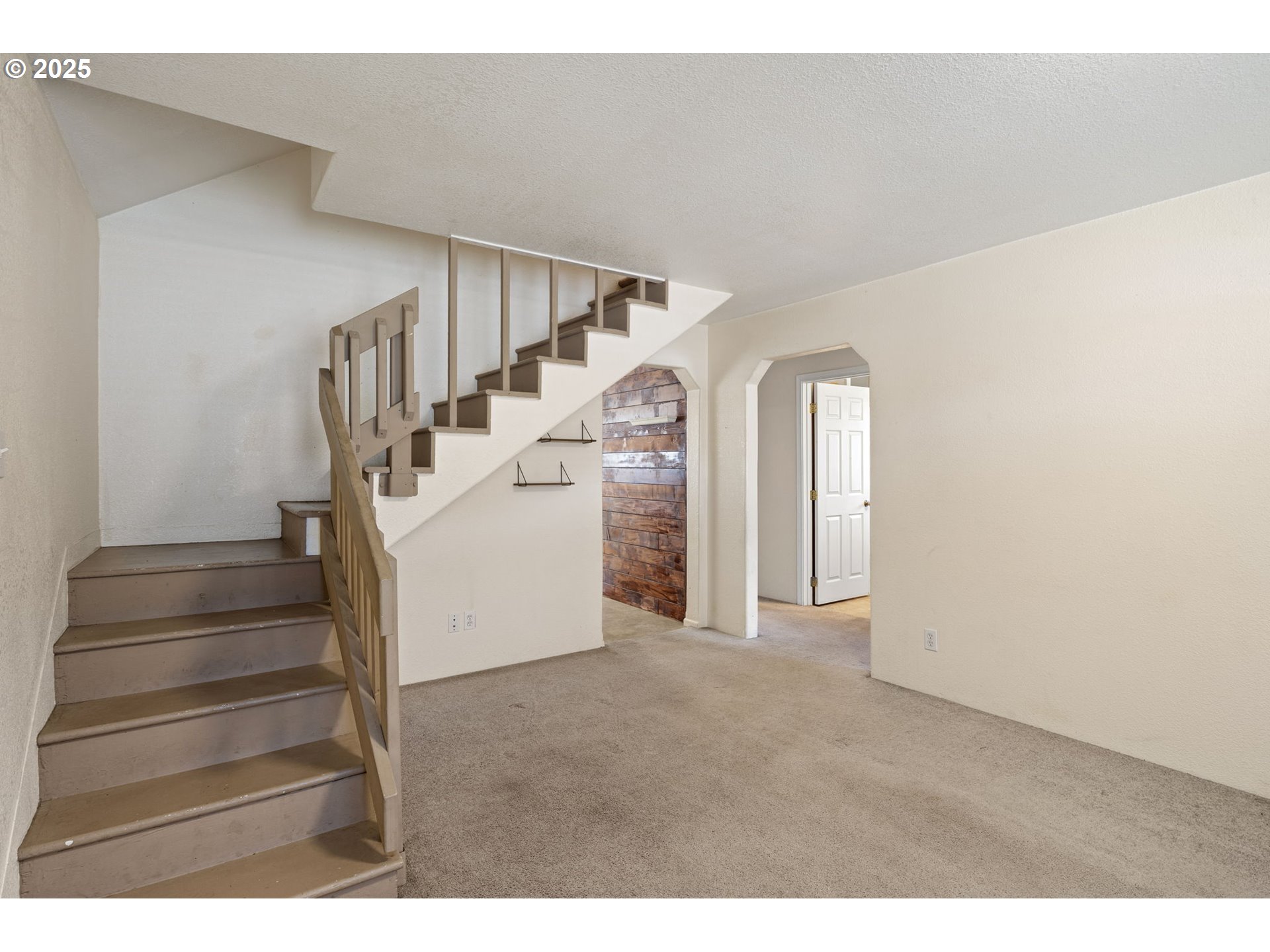 405 Lane Avenue Drain, OR 97435 - Photo 19 of 47 a view of entryway and hall