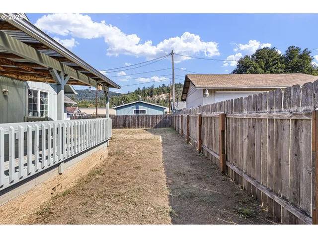 $319,000 | 405 Lane Avenue, Drain, OR 97435