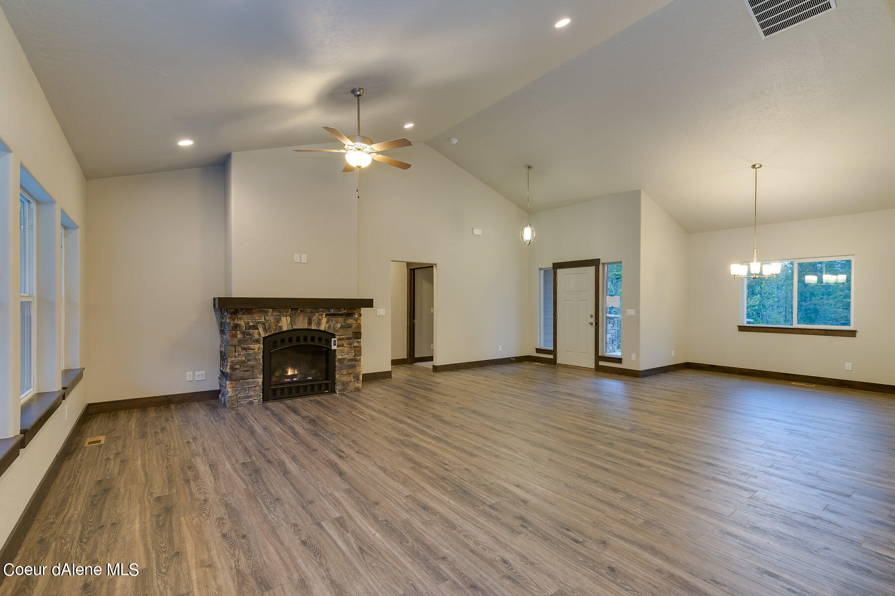 12664 East Howard Road Athol, ID 83801 - Photo 14 of 40 Great Room and Entry