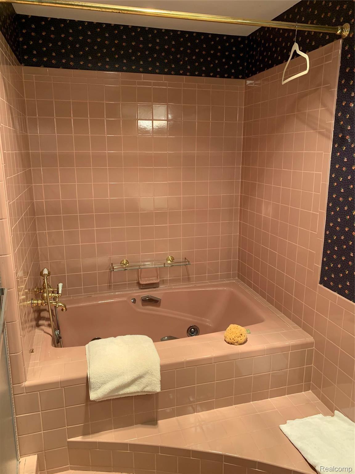 4322 Hough Road Dryden, MI 48428 - Photo 38 of 46 4322 Hough Master tub.jpg