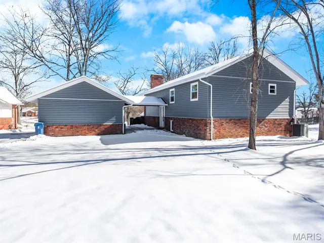 $565,000 | 435 Holly Terrace Court, Ballwin, MO 63011