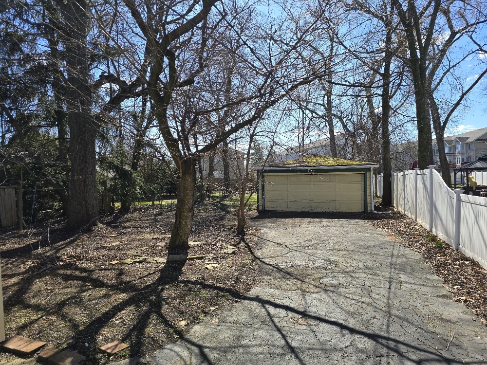 327 Lionel Road Riverside, IL 60546 - Photo 4 of 14 a backyard of a house with lots of green space