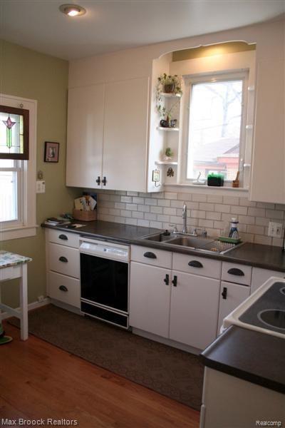 3 Amherst Road Pleasant Ridge, MI 48069 - Photo 10 of 24 Appliances Stay