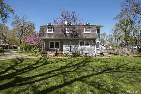 $268,000 | 25425 6th Street, Grosse Ile, MI 48138