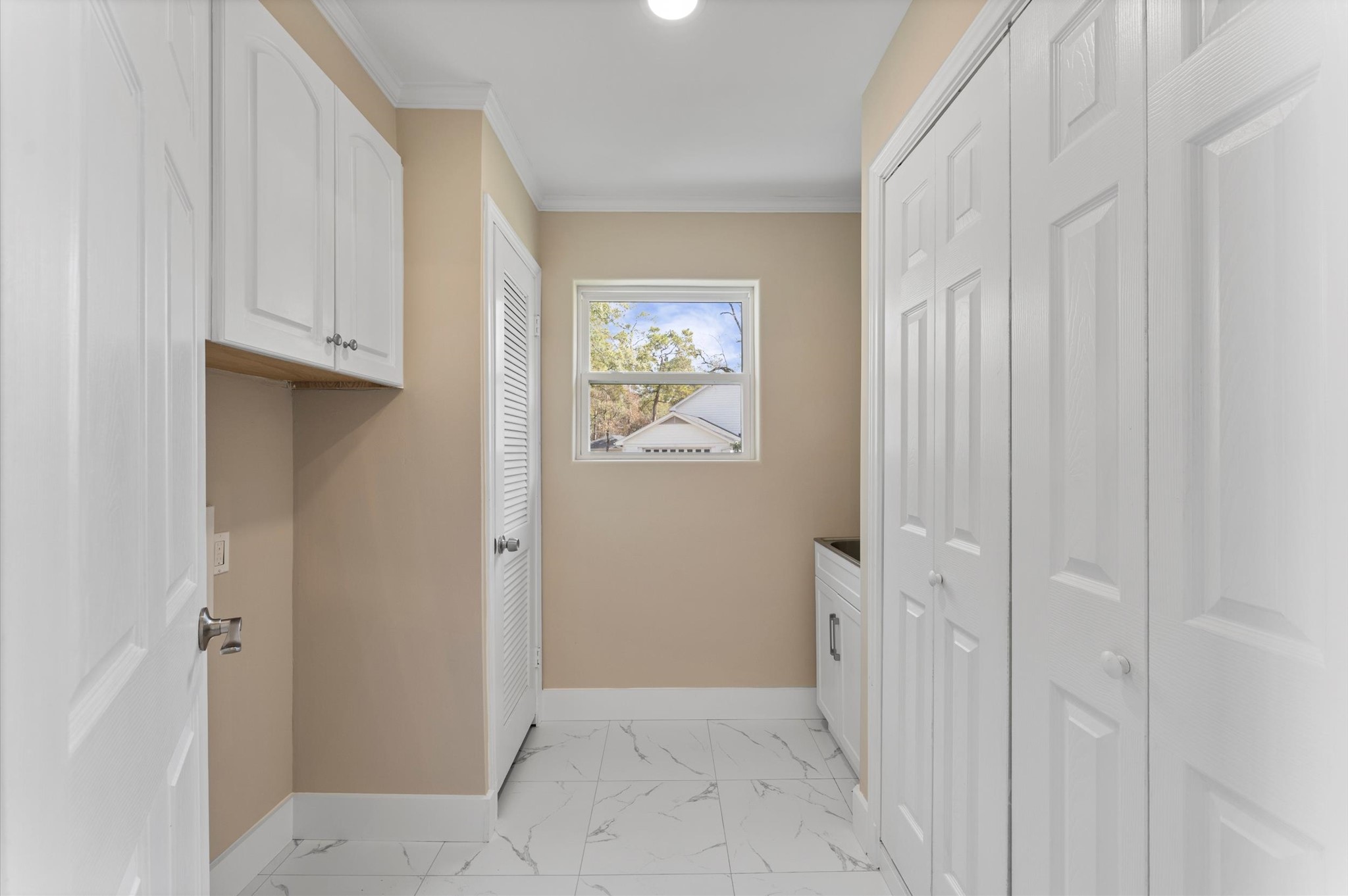 6402 Fawnwood Drive Spring, TX 77389 - Photo 15 of 50 Laundry room with closet, sink, waterheater