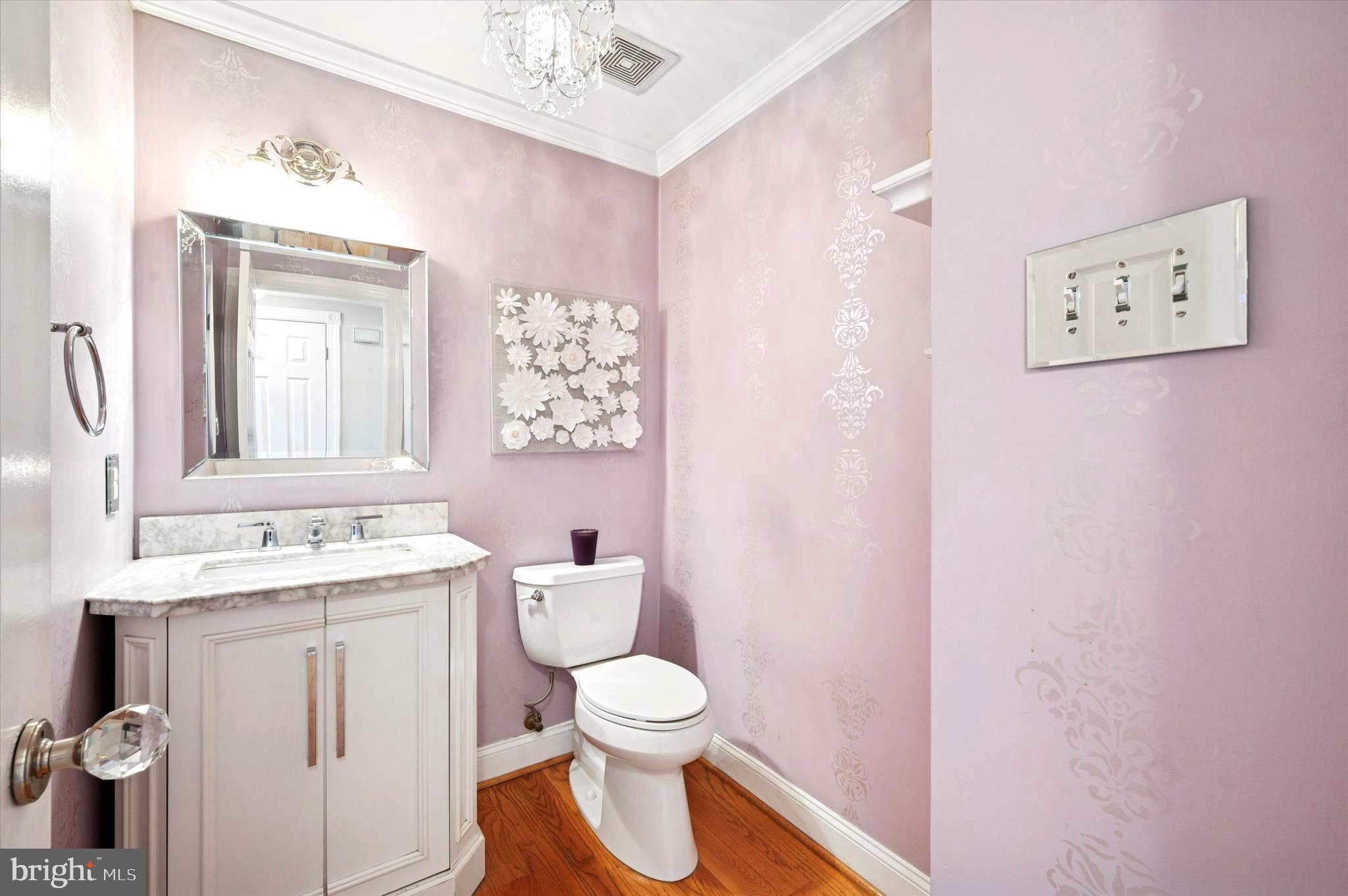 22 Country Run Thornton, PA 19373 - Photo 13 of 32 Updated half bathroom on main floor