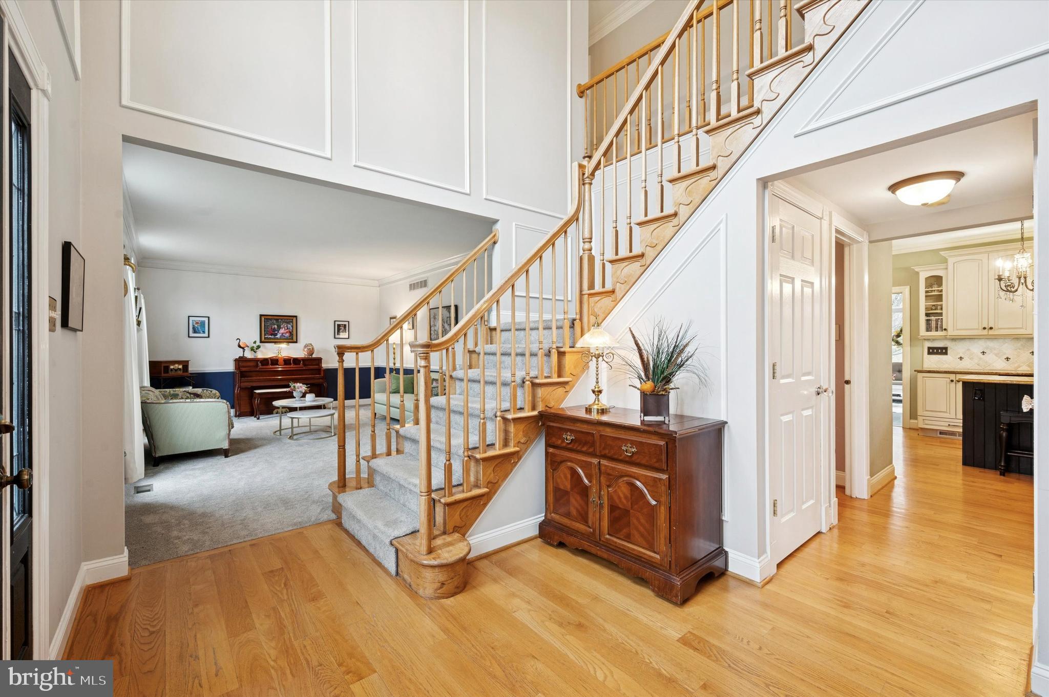 22 Country Run Thornton, PA 19373 - Photo 2 of 32 Bright and airy entryway