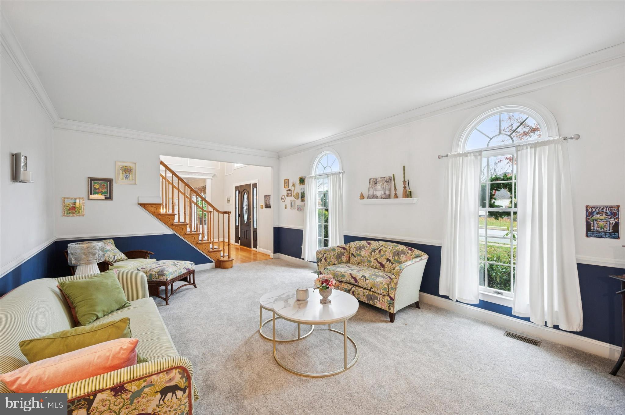 22 Country Run Thornton, PA 19373 - Photo 3 of 32 Living room off of the entry of the home