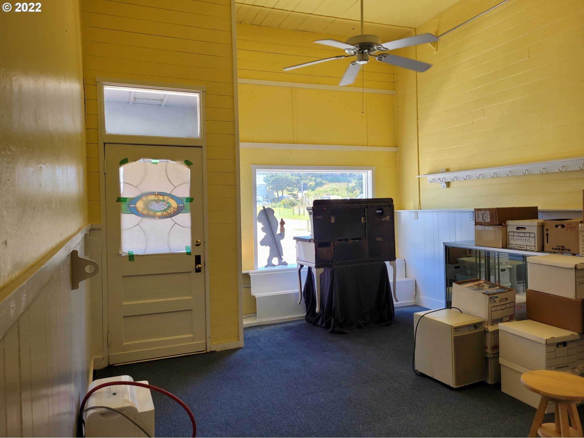 246 6th Street Port Orford, OR 97465 - Photo 28 of 34 a view of workspace with a couch