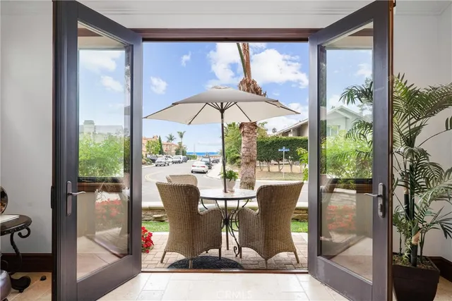 a view of a livingroom with furniture and a dining table