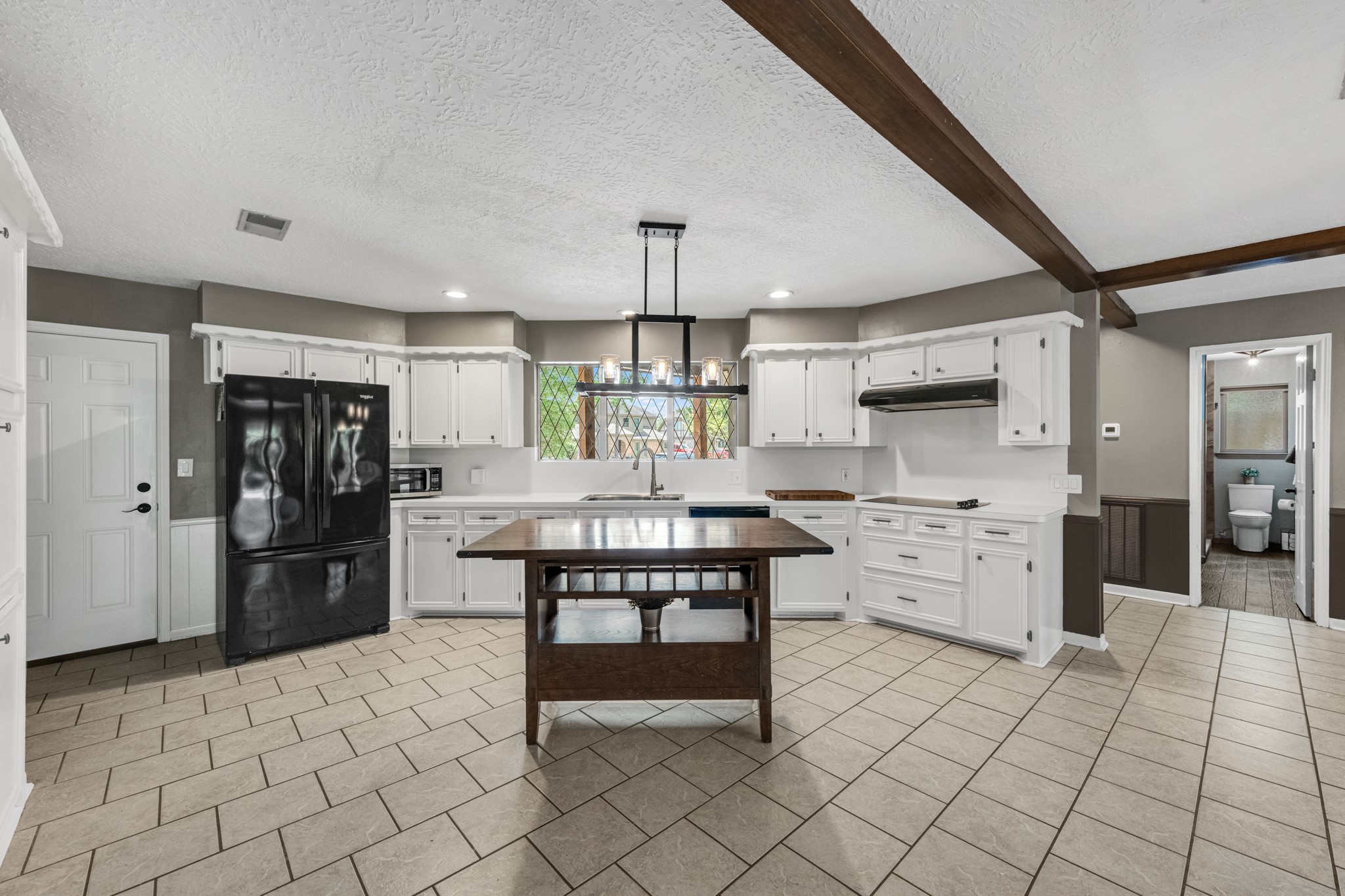 622 South Rivershire Drive Conroe, TX 77304 - Photo 11 of 25 The open concept kitchen keeps the cook in the action