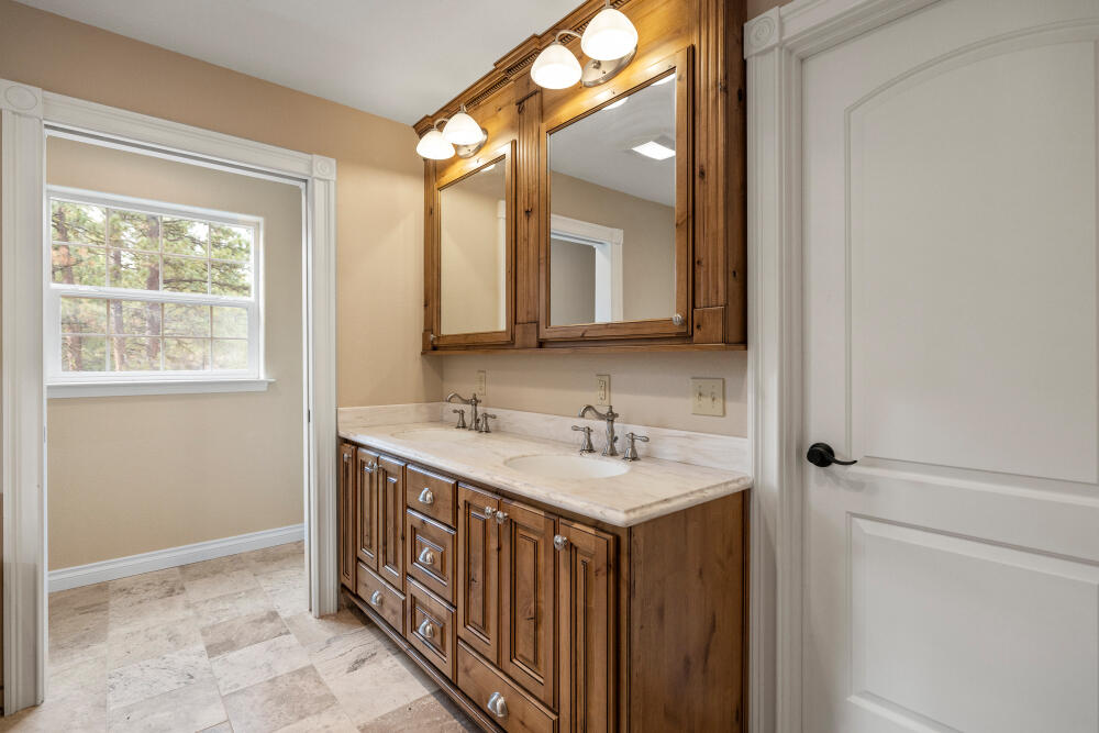 13423 Sprague River Road, Unit 1 Chiloquin, OR 97624 - Photo 23 of 46 Master bat, granite, custom cabinets
