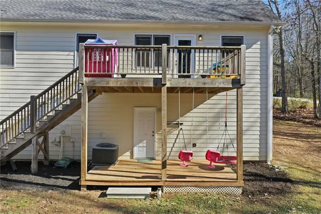 a view of a houses with yard