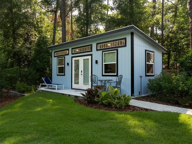 a view of a house with backyard and garden