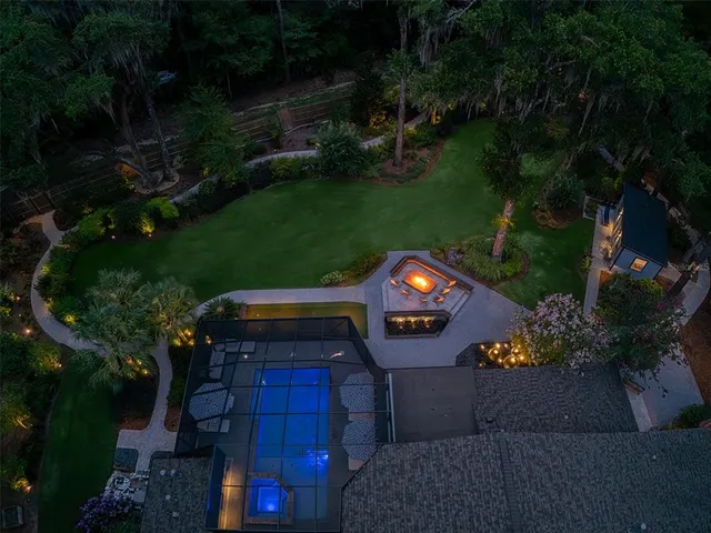 a view of a house with backyard and garden