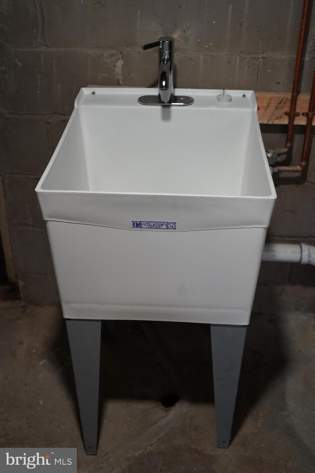 303 Arden Road West Baltimore, MD 21225 - Photo 28 of 95 utility sink