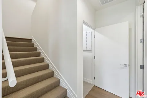 $7,500 | 1041 North Spaulding Avenue, Unit 203, Los Angeles, CA 90046