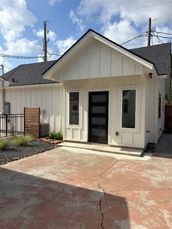 $1,500 | 405 East Mulberry Street, Unit B, Angleton, TX 77515