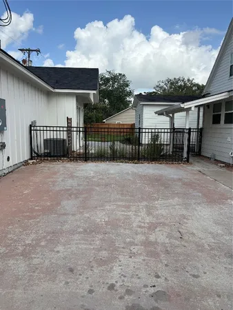 $1,500 | 405 East Mulberry Street, Unit B, Angleton, TX 77515