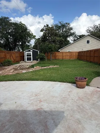$1,500 | 405 East Mulberry Street, Unit B, Angleton, TX 77515